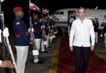 Abinader regresó al país tras su viaje a Emiratos Árabes Unidos