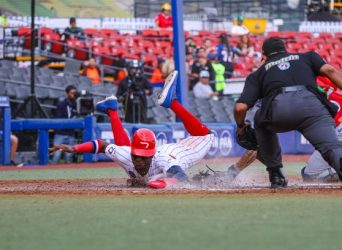 En fiesta de palos, Leones de RD van semifinales Serie del Caribe