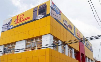 Un fuego afecta tienda L&R  Comercial en Charles de Gaulle