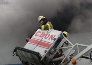 Incendio afecta Almacenes Garrido en la avenida Duarte Incendio afecta Almacenes Garrido en la avenida Duarte