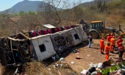 BRASIL: Al menos 15 muertos al volcarse un autobús en el este