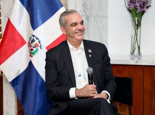 Abinader regresó al país tras viaje a Emiratos Árabes Unidos