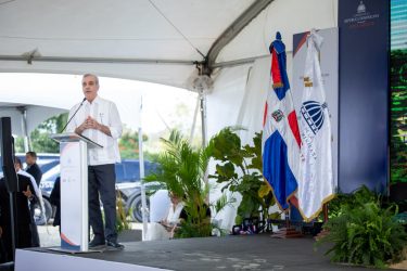 Abinader da inicio saneamiento ambiental vertedero Duquesa