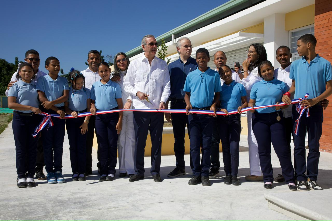 El Presidente Abinader inaugura varias obras en San Juan y Azua imagen
