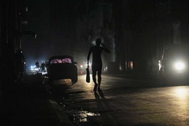 Cuba a oscuras: apagones, escasez y la rutina de resistir Cuba a oscuras: apagones, escasez y la rutina de resistir