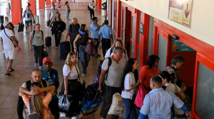 Turistas abandonan Cuba en medio de crisis de combustible