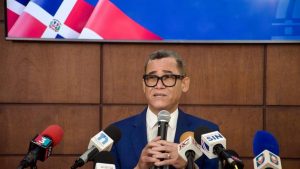 Trabajo insta a empresarios a cumplir con el aumento de 8 %