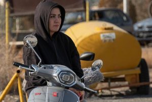 Irán autoriza entregar permisos a mujeres para conducir motos