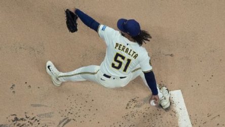 Dominicano Freddy Peralta abrirá día inaugural beisbol GL