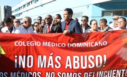 Médicos hicieron protesta este
jueves frente a hospital infantil