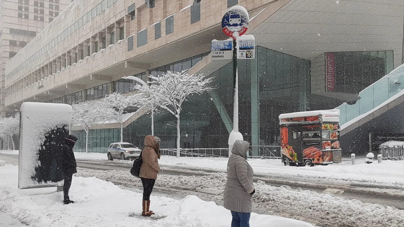 Tras tormenta con rasgos de huracán, NY espera más nieve
