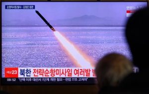 Corea del Norte lanza 10 misiles balísticos hacia el mar de Japón
