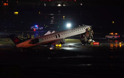 NY: Mueren pilotos en choque avión y un camión bomberos NY: Mueren pilotos en choque avión y un camión bomberos