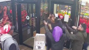 NY: Buscan grupo atacó a empleados dominicanos de un supermercado