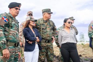 Ministro Defensa y Embajadora EEUU recorren zona en Frontera