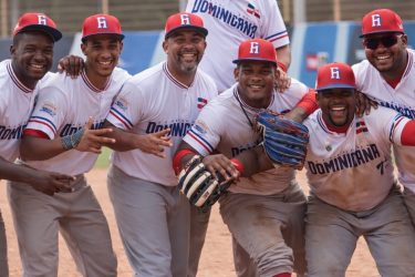 RD vence a Canadá y Cuba en Campeonato Panam de Softbol