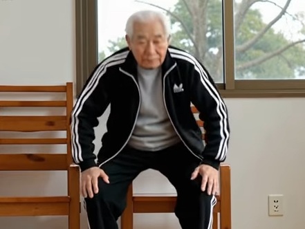 Mira aquí tres ejercicios para personas mayores de 60 años imagen