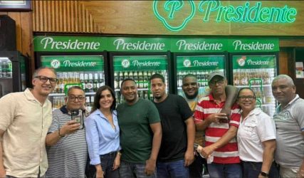 Embajadora de E.U. disfruta en colmado «viernes dominicano» Embajadora de E.U. disfruta en colmado «viernes dominicano»