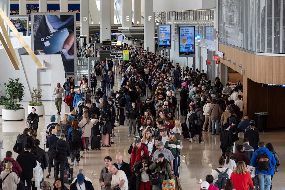 Sigue la crisis en aeropuertos de EE.UU; largas filas de viajeros