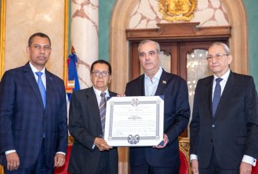 Reconocen a Orlando Martínez con Orden Duarte, Sánchez y Mella