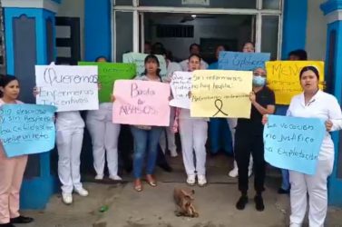 Enfermeras paralizan labores en 3 hospitales públicos Santiago