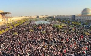 Miles de iraníes toman calles para llorar al ayatolá Jamenei Miles de iraníes toman calles para llorar al ayatolá Jamenei