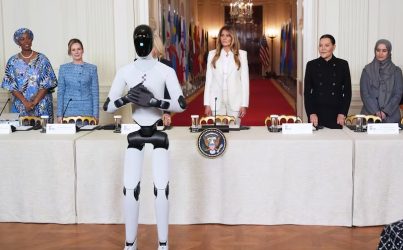 Melania Trump va con robot a cumbre con primeras damas Melania Trump va con robot a cumbre con primeras damas