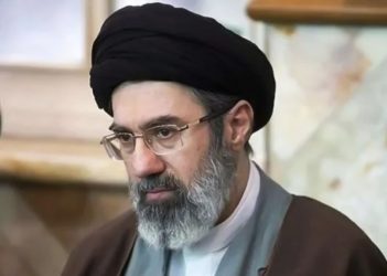 El nuevo líder supremo de Irán desafía a EU, pide cerrar Ormuz