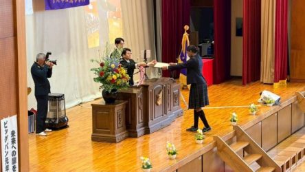 Voleibolista Ryni Mondesí se gradúa en High School en Japón