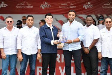 Expelotero Nelson Cruz pide a juventud RD educarse primero