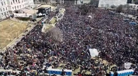 Millones protestan en los EEUU contra Trump y guerra de Irán Millones protestan en los EEUU contra Trump y guerra de Irán