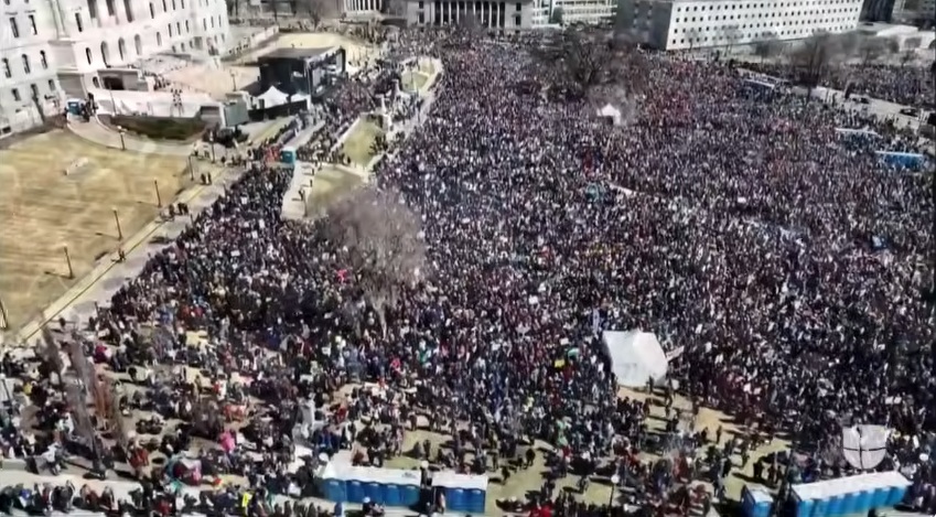 Millones protestan en los EEUU contra Trump y guerra de Irán Millones protestan en los EEUU contra Trump y guerra de Irán