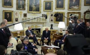 Amenaza con imponer embargo a España por postura sobre Irán