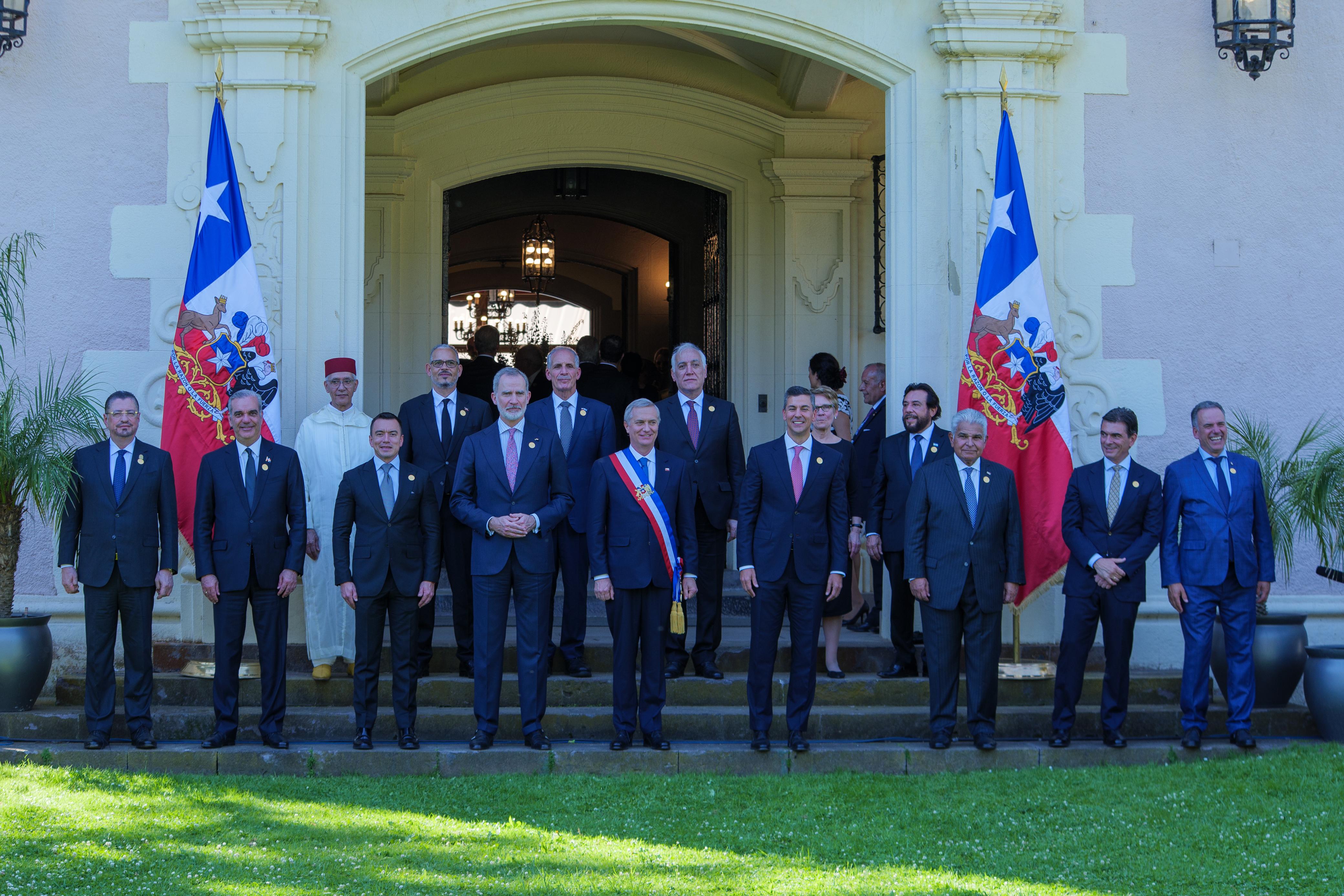 Abinader regresó a RD luego de asistir a toma poseción en Chile imagen