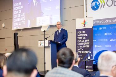 Reitera en París compromiso  seguir lucha contra corrupción