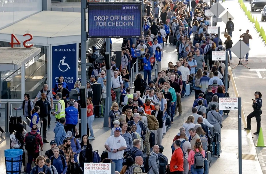 EU: Agentes de inmigración se despliegan en 14 aeropuertos