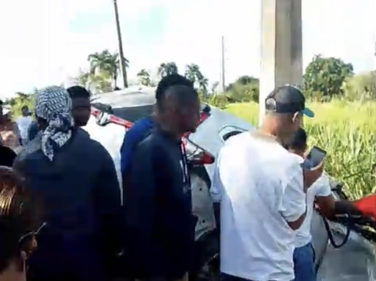 HIGUEY: Tres jóvenes muertos al chocar carro contra poste de luz HIGUEY: Tres jóvenes muertos al chocar carro contra poste de luz