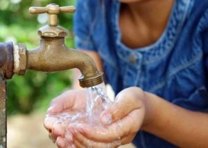 Sólo el 17 % de los hogares en RD recibe agua regularmente