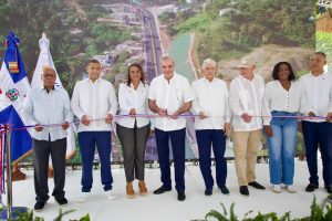 Abinader inaugura ampliación a cuatro vías de entrada a Samaná Abinader inaugura ampliación a cuatro vías de entrada a Samaná
