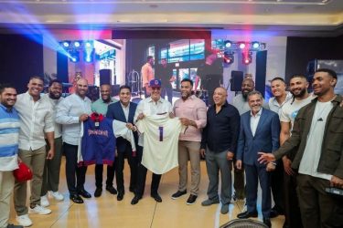 Comisionado de Grandes Ligas destaca apoyo Abinader beisbol