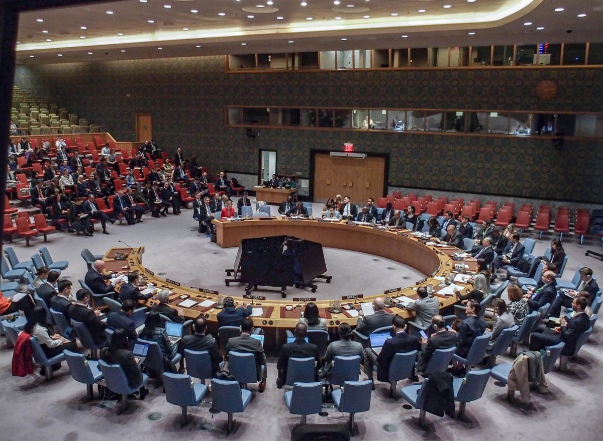 China pide a Francia cooperar para resolver la guerra de Irán imagen