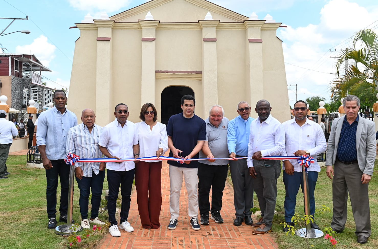 Ministro Collado inaugura obras en dos templos de Monte Plata imagen