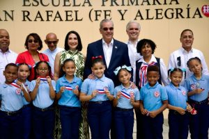 Presidente Abinader inaugura escuela básica en Los Guandules