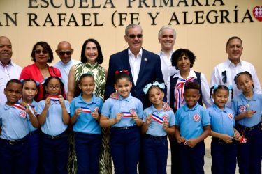 Presidente Abinader inaugura escuela básica en Los Guandules