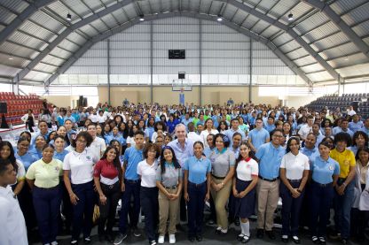 Abinader reafirma compromiso con la educación y juventud RD