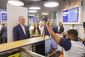 Presidente Abinader recibe la nueva licencia de conducir