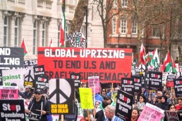 LONDRES: Miles manifestantes piden parar ofensiva sobre Irán