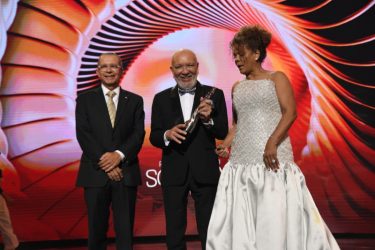 ACROARTE entrega a Jochy Santos premio Gran Soberano 2026