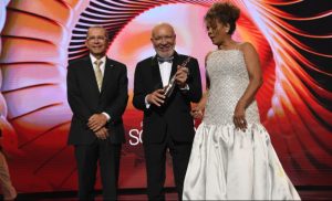 ACROARTE entrega a Jochy Santos el premio Gran Soberano