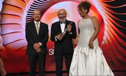 ACROARTE entrega a Jochy Santos el premio Gran Soberano